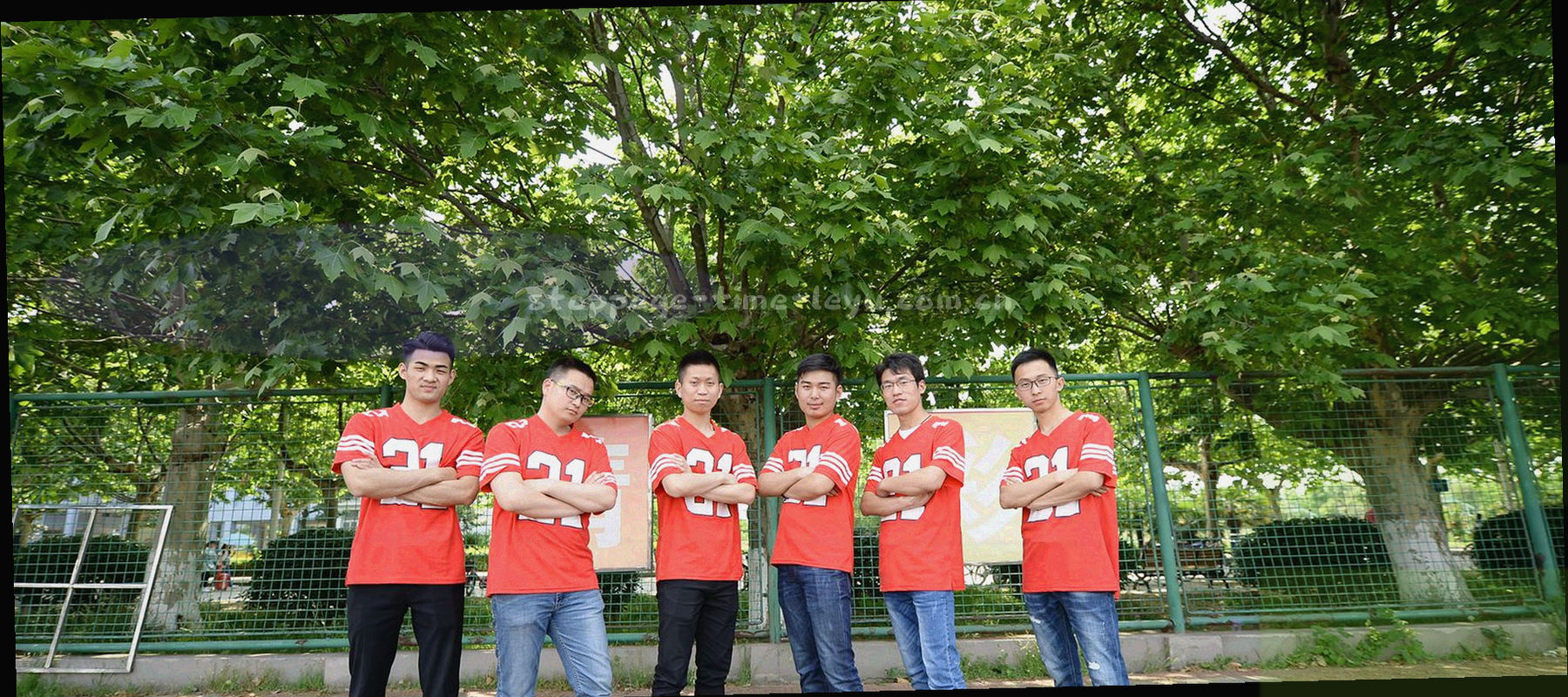 深海蓝背景上电光青数据线与细密网格交错铺展，线条向左下角汇聚成束，画面中没有文字与人物